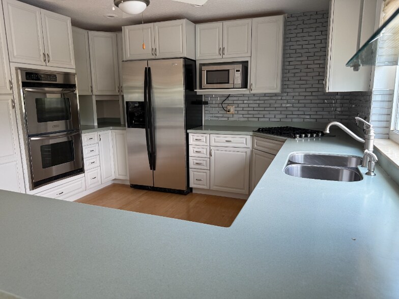 Building Photo - 8771 Bay Pointe Dr