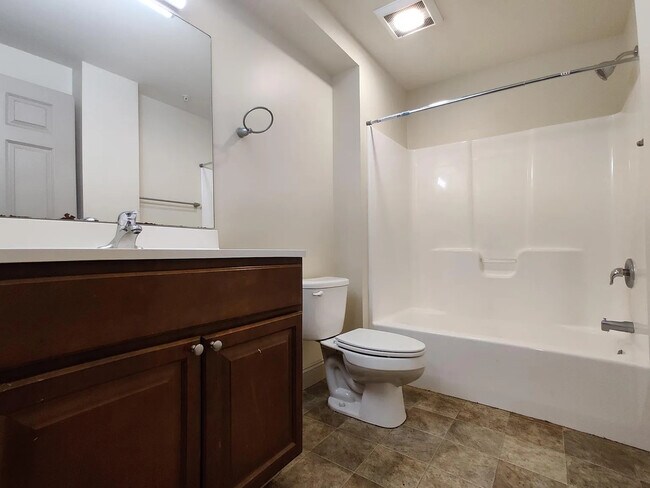 Building Photo - 238 College St