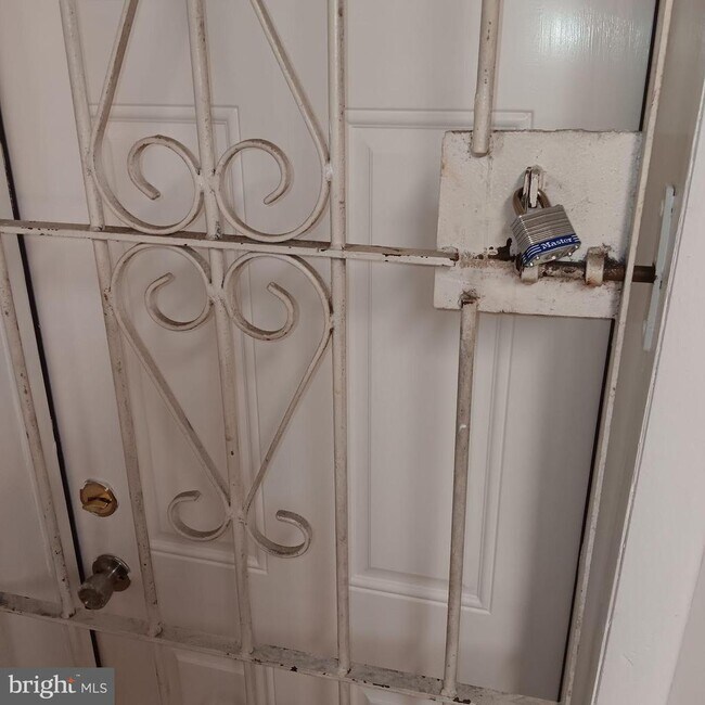 Building Photo - 1732 W Diamond St