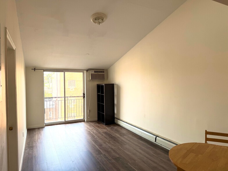 Building Photo - 85-24 57th Ave