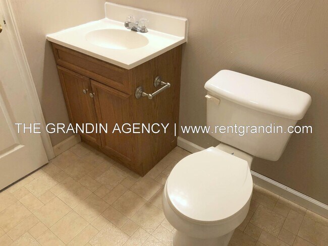 Building Photo - 1811 Meadows Ct