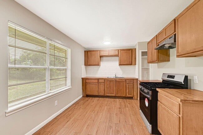 Building Photo - 4319 Howcher St