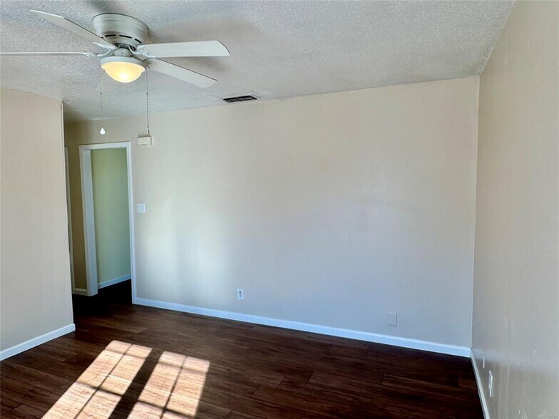 Building Photo - 641 Groveland Dr