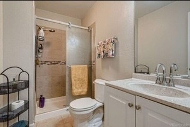 Building Photo - Spacious Townhome in Aurora