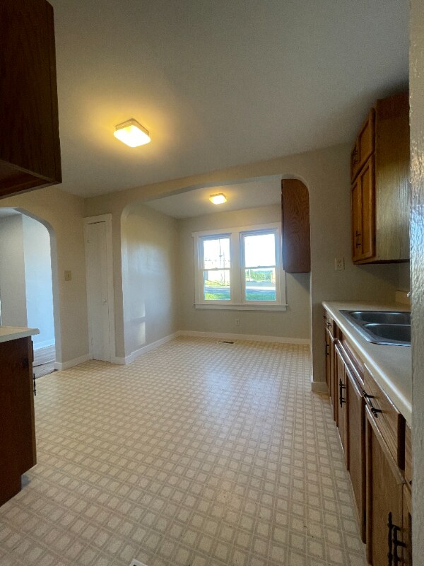 Building Photo - 1315 W Commerce St