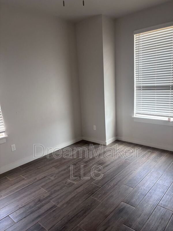 Building Photo - 5256 Red Maple Ave