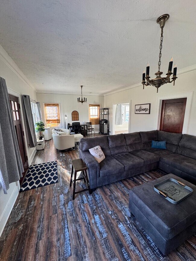 Building Photo - 2201 W State St