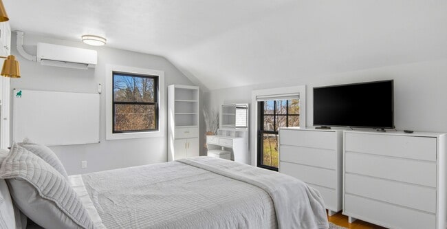 Building Photo - Late Summer Furnished Executive Extended Stay Rental on Old Mission Peninsula