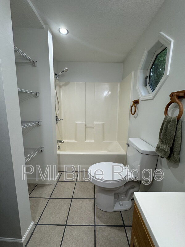 Building Photo - 922 1st Ave W