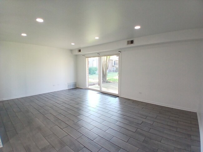 Building Photo - 2300 Beau Monde Ln