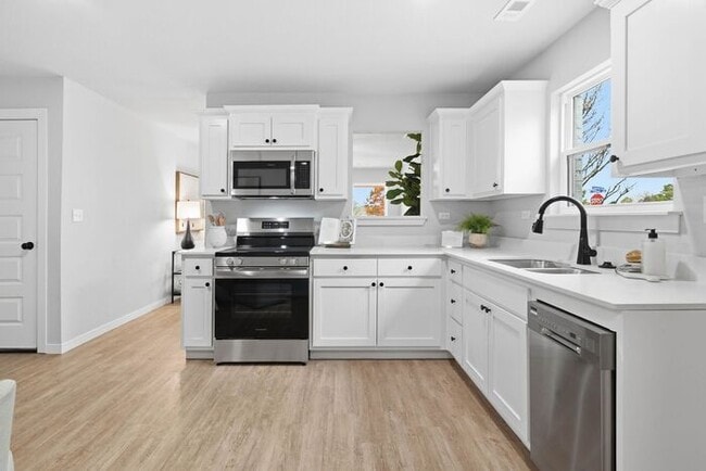 Building Photo - All Appliances Included! Lawn Care Included! Fully Remodeled 2/1/1 Broken Arrow!