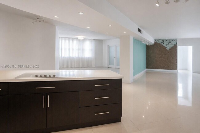 Building Photo - 825 Brickell Bay Dr