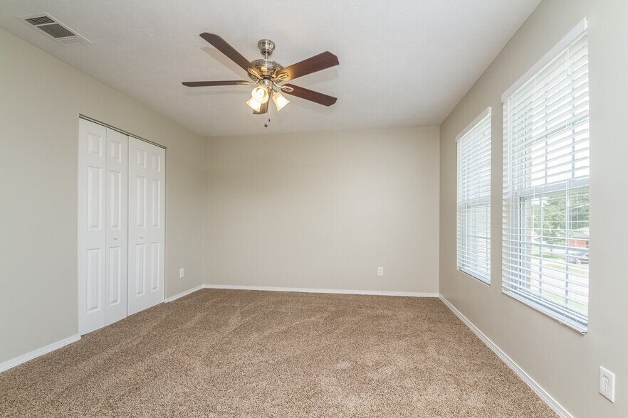 Building Photo - 5153 Sunsail Dr