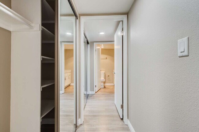 Building Photo - Smartly Designed 2-Bedroom Apartment in Prime Studio City Location