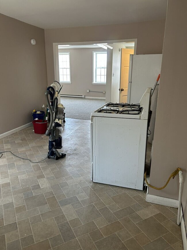 Building Photo - 4 Bed 2 Bath