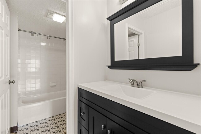 Building Photo - 289 Elm St