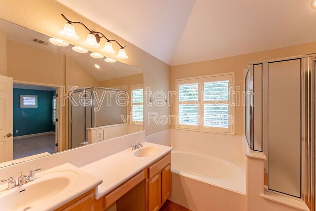 Building Photo - 1808 Village Oak Ct