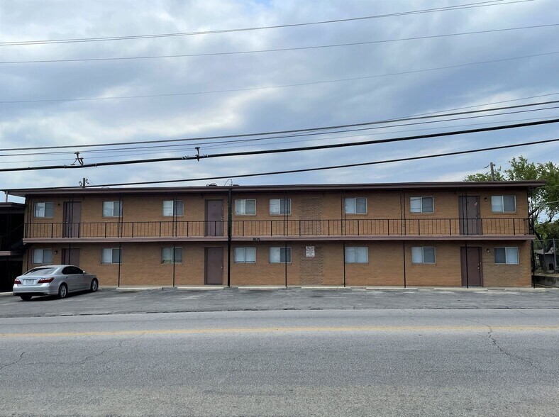 Primary Photo - 805 W Hallmark Ave