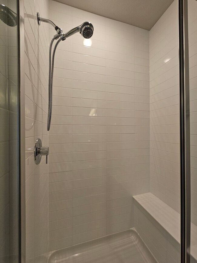 Building Photo - Gorgeous and Bright 2 Bed 2 Bath Large 3rd...