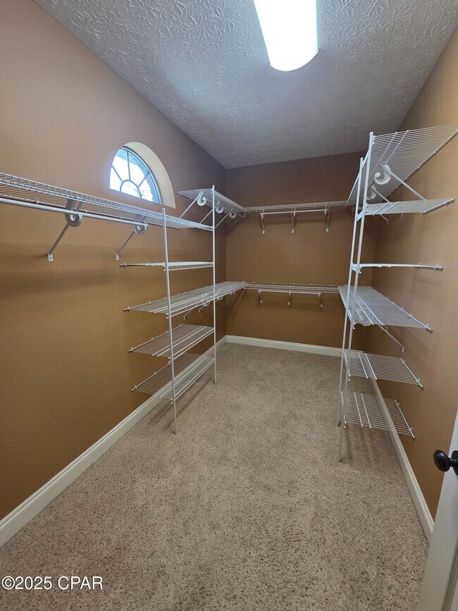 Building Photo - 3401 Hillcrest Dr