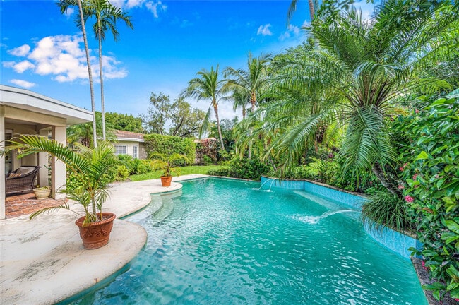 Building Photo - 1612 E Lake Dr