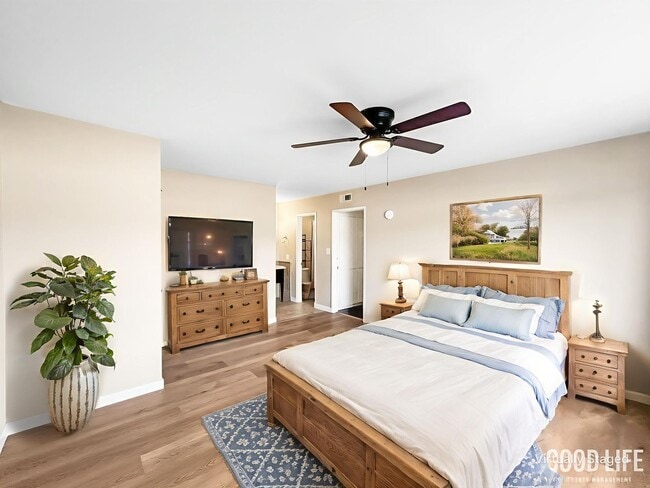 Building Photo - Beautiful 2BD/2BA w/ Reserved Parking and A/C in College Area!