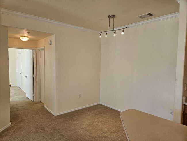 Building Photo - 2 bed 1.5 bath 2nd floor Condo.