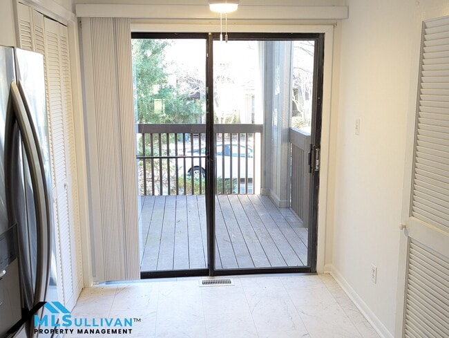 Building Photo - 4100-4105 Five Oaks Dr