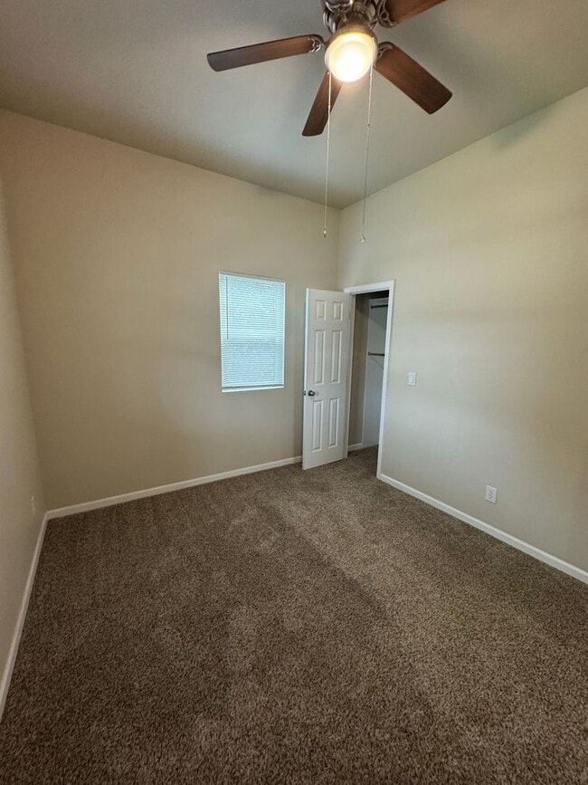 Building Photo - 3 Bedroom 2 Bath in Reedley California