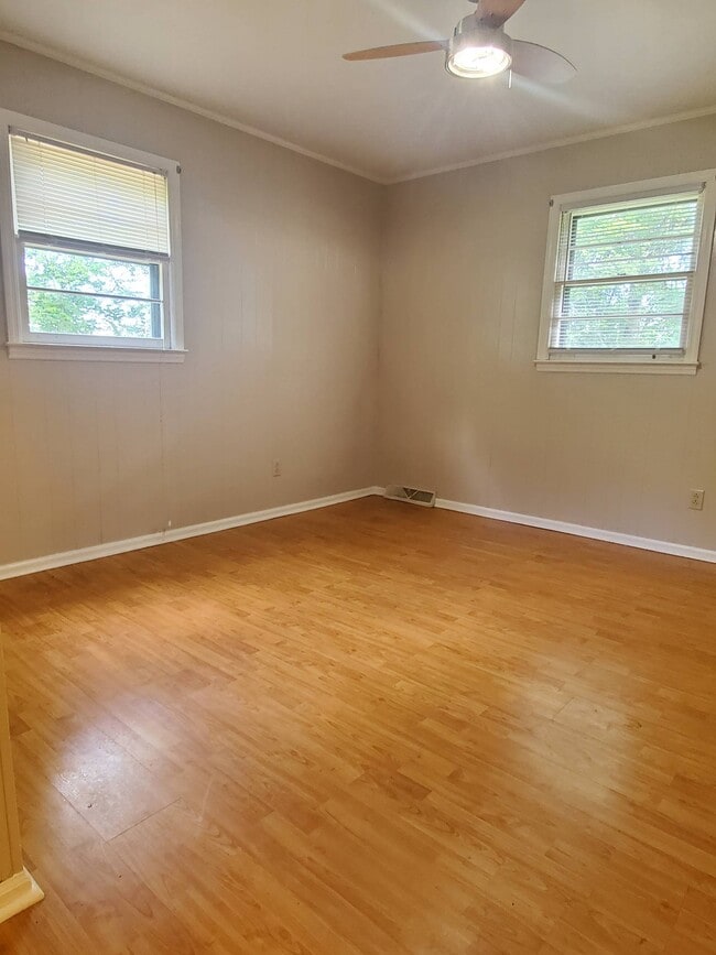 Building Photo - 255 Sunset Ln
