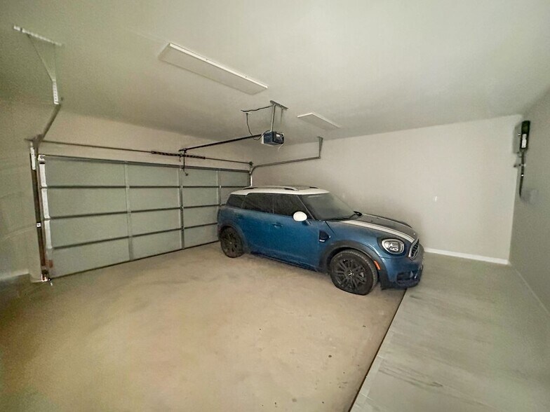 Building Photo - 2229 Corales St