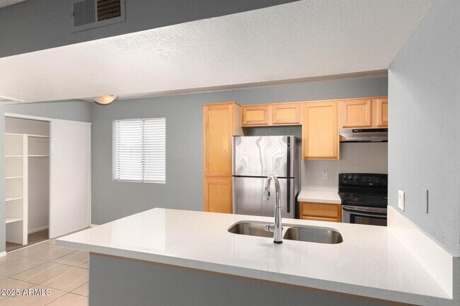 Building Photo - 2938 N 61st Pl