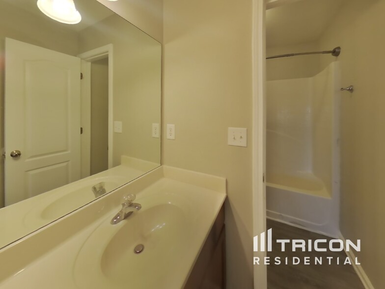 Building Photo - 4370 Rainer Dr