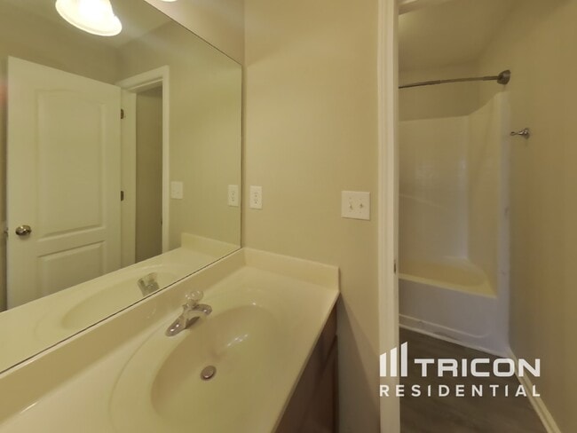 Building Photo - 4370 Rainer Dr