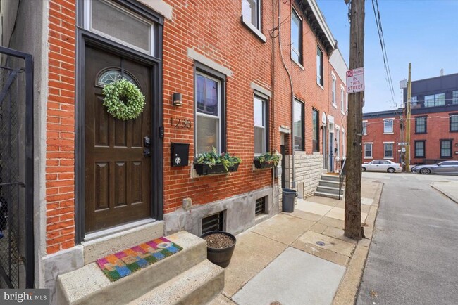 Building Photo - 1233 E Colona St