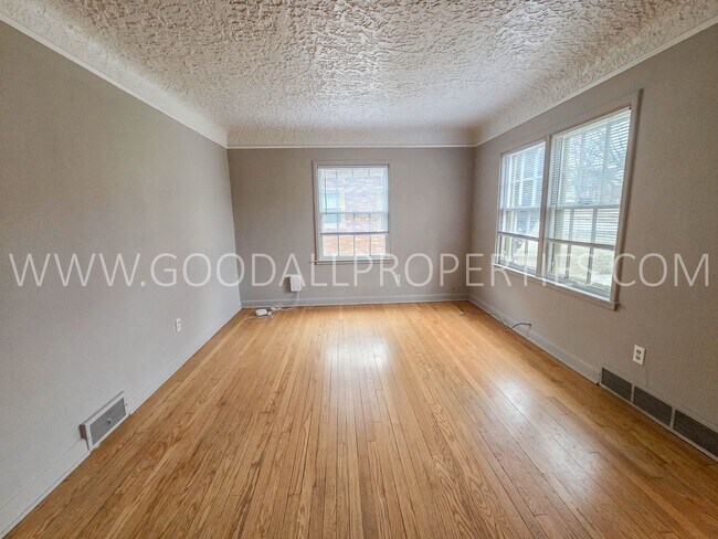 Building Photo - 3 bedroom brick home in the Waveland park area