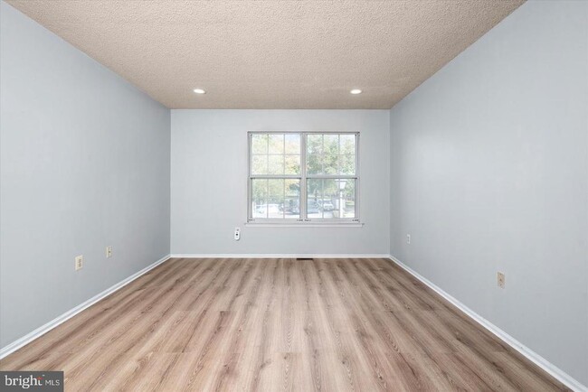 Building Photo - 110 Versailles Ct