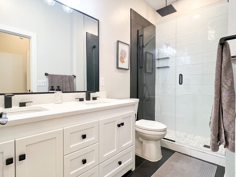 Building Photo - 63 7th Ave S