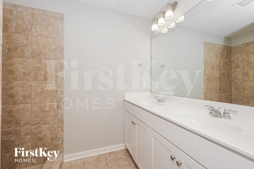 Building Photo - 2037 Hamilton Hill Dr