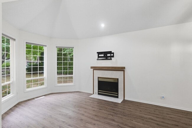 Building Photo - Beautiful 3-Bedroom Home for Rent – Spacio...