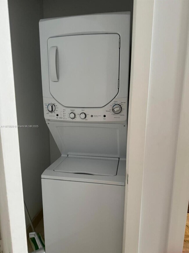 Building Photo - 1050 Brickell Ave