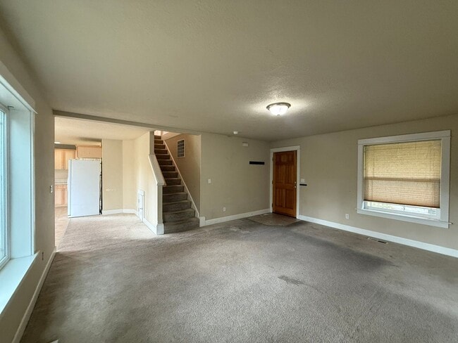 Building Photo - 3 Bedroom Home for Rent in Hood River