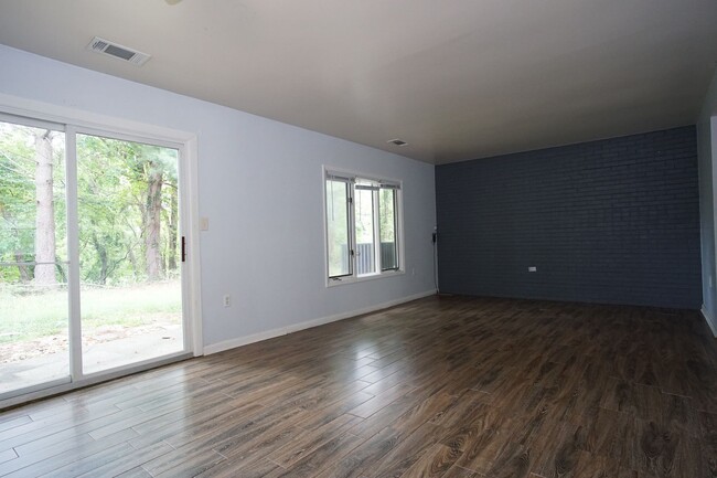 Building Photo - 3 Bedroom / 2 1/2 Bathroom.  Close to Campus.  On PHD bus route.