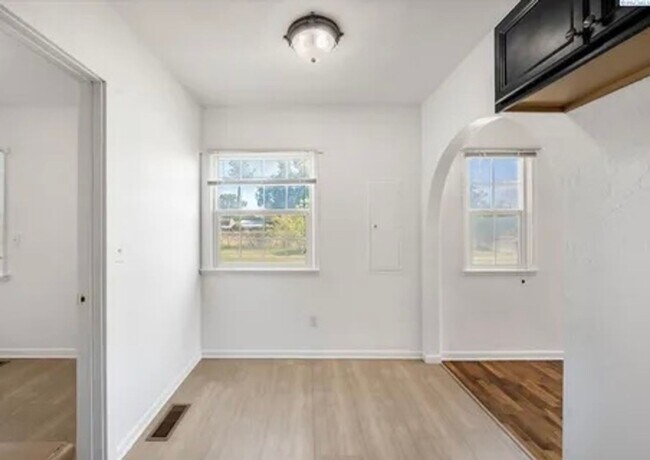 Building Photo - Charming 2 Bedroom Home with Fenced Backyard in Central Kennewick!