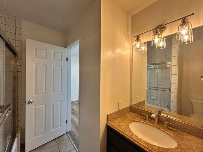 Building Photo - Beautiful 2BD/2.5 BA W/ Attached Garage, AC, and In-Unit Laundry in Pacific Beach!