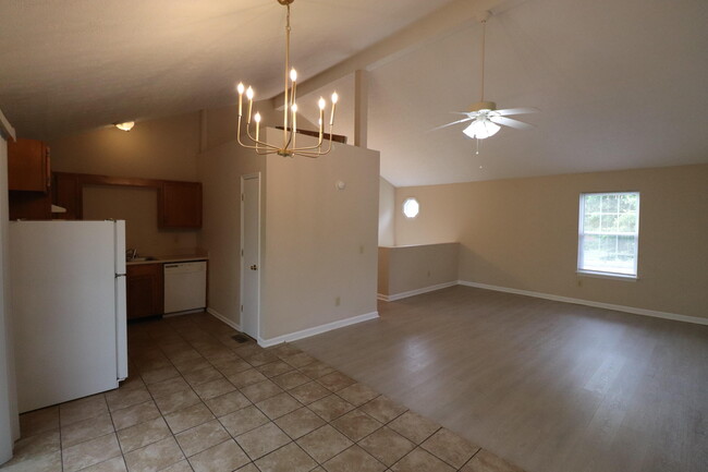 Building Photo - 406 Lakeview Dr