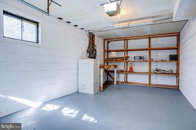 Building Photo - 6417 Earlham Dr