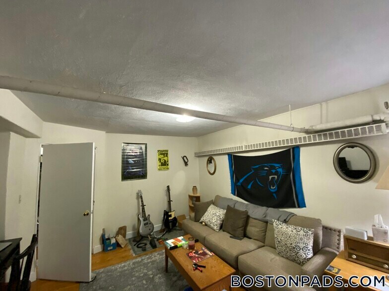 Building Photo - 1589 Beacon St