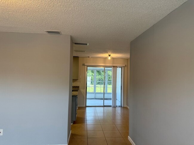 Building Photo - Cute Updated Home