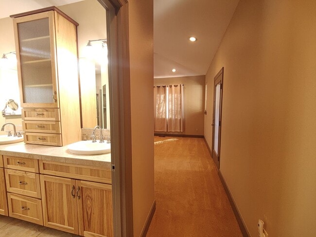 Building Photo - Single Level 4 Bedroom 3 Bath Beauty